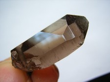 Wasserklarer RAUCHQUARZ Kristall, absolut naturbelassen, gebohrt, am Band