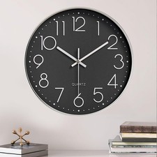 Moderne Wanduhr mit großen