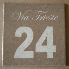 Hausnummer + Weg graviert auf