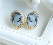 D18 Ohrringe junge Dame