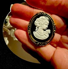 Neue Brosche im Vintage-Stil