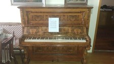 Schönes Klavier  der Marke