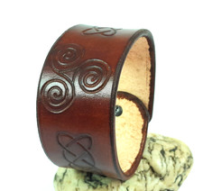 Lederarmband Keltische Triskele Leder braun geprägt 4cm Knoten verstellbar 22+24