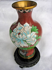 Cloisonne` Vase China Blüten und Schmetterling Messing, auf Holzstand, 19 + 3 cm