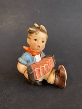 Hummel Figur Hummelfigur  Junge mit Bandonium 1. Wahl 6,5cm top erh.