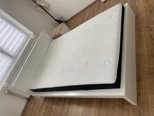 Bett mit Lattenrost und