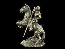 GROSSER RITTER AUF EINEM PFERD