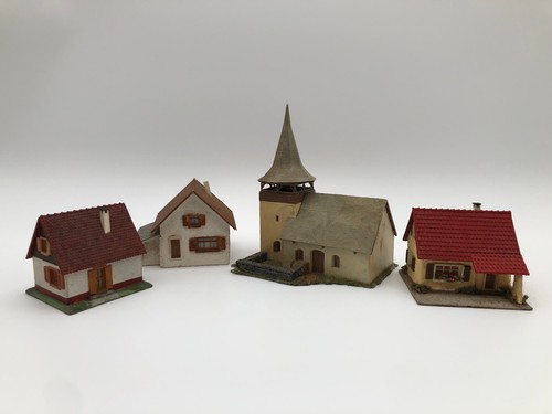 Kirche mit wohnhäusern - mit,