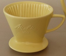 Gut erhaltener  Kaffeefilter 102  gelb der Marke Melitta