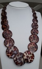 Collier Halskette Muschelperle Perlmuttperlen Leoparden-Look braun Scheiben K129