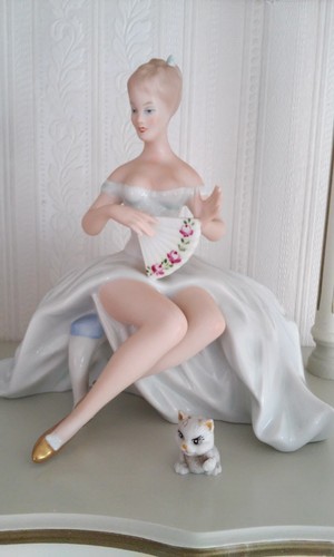 Dame mit fächer - dame, sitzend