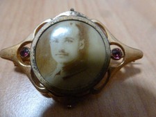 Brosche mit Foto eines Soldaten des 1.Weltkrieg und ein Anhänger