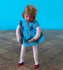 Mädchen Caco Metallfüße