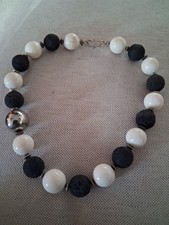 Lavakette und weiße Koralle