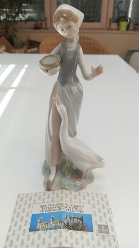Porzellanfigur girl with - "girl,