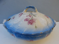 27347. Alte Terrine  Suppenterrine blau mit Rosen  28 cm beschädigt