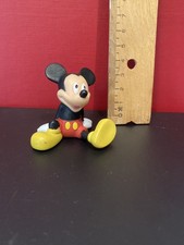 Micky Maus Figur sitzend