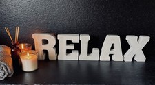 Buchstaben *RELAX* Schriftzug
