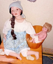 Porzellanpuppe sitzend mit Baby – handbemalt – ca. 50 cm – Bauernmädchen im Land