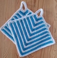 2 Topflappen in weiß mit  Streifen in türkis, gehäkelt