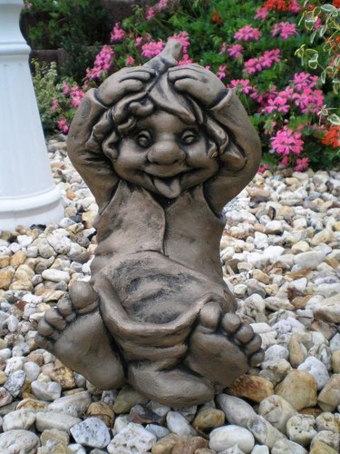 Steinfigur gartenzwerg bettelt - steinfigur,