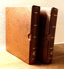 2 x Leuchtturm Album Optima F Ringbinder braun mit 90 original Hüllen + Schuber