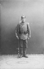 Soldat mit Pickelhaube und