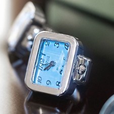 Stilvolle Ringuhr aus