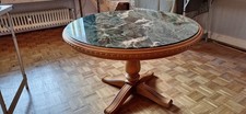 Runder Couchtisch, Mahagonigestell, Grüne Marmorplatte