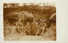 Soldaten vor Unterstand, Infanterie-Regiment, Foto-Feldpostkarte, Kriegsjahr