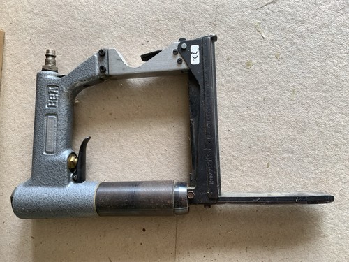 Druckluft klammergerät - , b