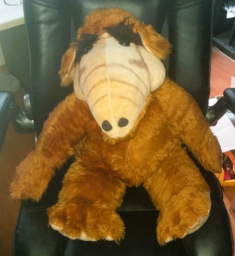 Große alf figur sitzend - figur,