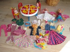 2 Barbie & Kleidung, 2  Chelsea, Hund beweglich, Tisch & Stühle & Zubehör