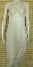 HAUTFARBENES UNTERKLEID -