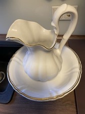 Alte Waschschüssel mit Krug