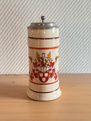 Traditioneller bierkrug mit - traditioneller,