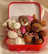 Kuscheltiere mit rotem Koffer