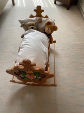 Handgearbeitete Puppenwiege