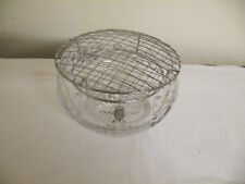 Große schwere englische Rosenschale aus geschliffenem Glas und Frosch aus Metall