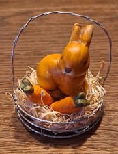 Keramik Hase im Metallkorb Oster Dekoration