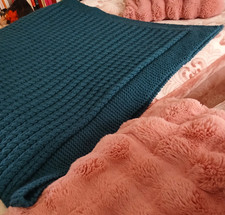 Decke handgestrickt, doppelfädig, groß + 4 Kissen handgestrickt mit Füllkissen