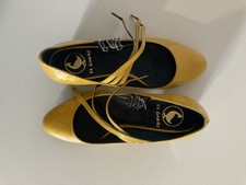 Gelbe Lackschuhe mit Absatz