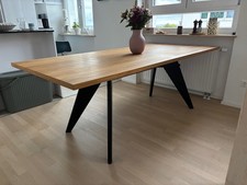 Jean Prouvé. Vitra „EM Table“ – Esstisch, Eiche, Gestell schwarz