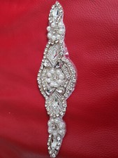 Applikationen mit Perlen und KRISTALL für die Braut.