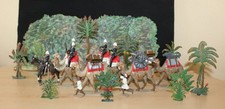 antike Zinnfiguren - Kolonialtruppen auf Dromedaren mit Begleiter u. Zubehör