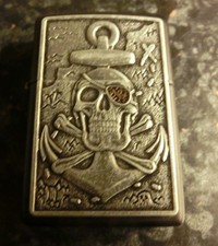 Zippo Feuerzeug Emblem mit Totenkopf und Anker