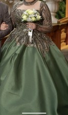 Elegantes Abend-/Ballkleid in Olivgrün mit Glitzer-Oberteil Henna oder Verlobung