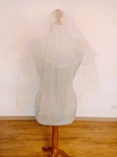 kurzer doppelter Schleier mit Perlen Tüll und weiß glänzenden Rand