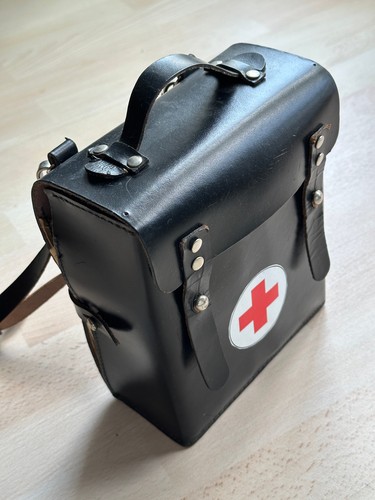 Alte rotes kreuz - rotes, leder-tasche