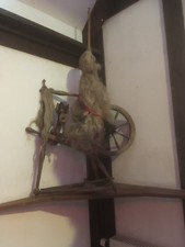 Altes antikes Spinnrad - sehr